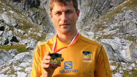 280 Kilometer in acht Tagen: Achim Zimmermann mit seiner Medaille und dem Finisher-Trikot.