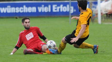 Kampfbetonte Partie: Es wurde viel gegrätscht und gekämpft zwischen dem FC Moosinning und dem SV Karlshuld. SVK-Neuzugang Fabian Reichenberger (links) hielt beim 0:0 voll dagegen.  
