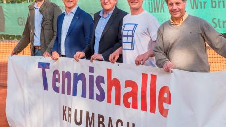 Die Krumbacher Tragluft-Tennishalle hat einen neuen Betreiber: Der Bad Wörishofer Benjamin Schmid (2. von rechts) hat die zwei Felder überspannende Halle auf dem Gelände des TC Rot-Weiß Krumbach gekauft. 
