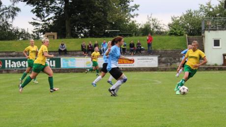 Anne Haupt (Bildmitte) erzielte im Derby zwischen der SG Biberbach/Erlingen und dem FC Horgau den 1:0-Siegtreffer. 
