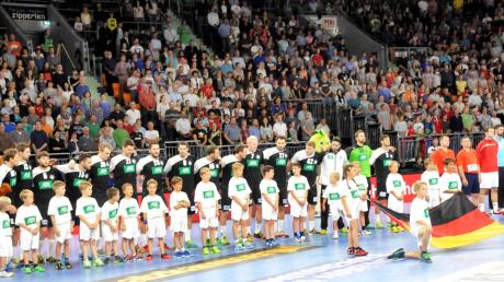 Ein großer Moment auch für den Handballnachwuchs aus der Region: Die Kinder durften mit den Nationalspielern in die Arena einlaufen.  
