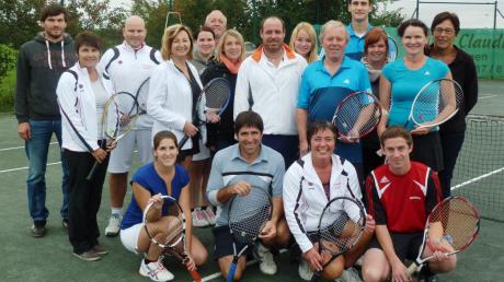 Die Teilnehmerinnnen und Teilnehmer der Finalspiele beim Tennisclub Maihingen/Utzwingen.  
