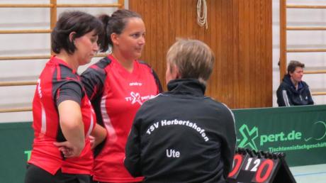 Besorgte Mienen im Herbertshofer Lager: das Doppel (von links) Gudrun Herfert und Dorina Zappe mit Coach Ute Speer.