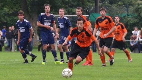 Derzeit gut drauf ist der FC Maihingen (in Orange), hier mit Dominik Klaus (am Ball) beim Derbysieg in Marktoffingen. Am Sonntag geht es gegen Deiningen.   
 
 
 

