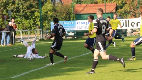 Das 1:0 in Ederheim: Amerdingens Keeper Christian Starz verfehlt die scharfe Hereingabe und Deniz Karabal schiebt zum Führungstreffer ein.  
