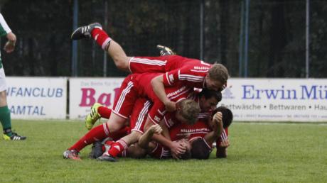 Über Wortelstettens Torschütze Manuel Wirth bildete sich nach dessen Siegtreffer in der Nachspielzeit gegen die SG Lutzingen eine Spielertraube in rot. 
