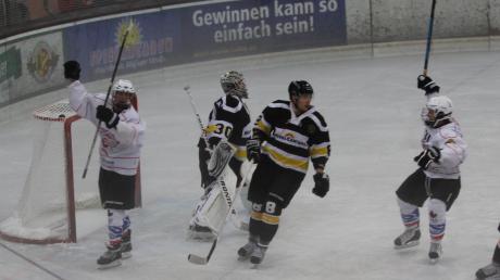 Der EV Bad Wörishofen (weiße Trikots) bezwang in seinem Auftaktspiel der Landesliga die EA Schongau mit 6:3.