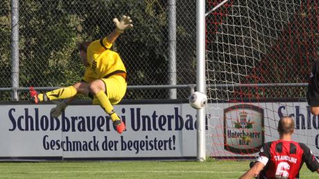 Nachdem Stammtorwart Benjamin Thum ausfällt, wird Florian Peischl (in Gelb) gegen den FC Gundelfingen das Aindlinger Tor hüten. Passieren darf ihm nichts, dem TSV Aindling fehlt ein Ersatztorwart.  
