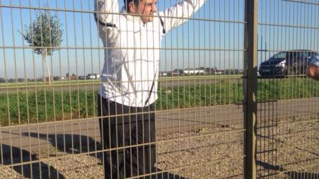 Hinter Gittern! Meitingens Trainer Ali Dabestani musste nach einer Roten Karte das Geschehen außerhalb des Zaunes verfolgen. 
