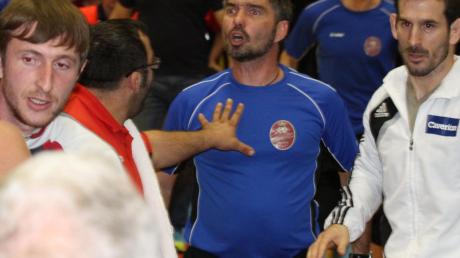 Die Emotionen kochten hoch beim Kampf zwischen dem TSV Aichach und dem SV Mietraching. Aichachs Trainer Oguz Özdemir (linkes Bild, rotes T-Shirt) schlichtete, sein Ringer Alexandr Sommer sah die Rote Karte. Nach der Niederlage ist der Aufstieg für Peter Fodor (rechtes Bild, in Blau) und sein Team passé. 
