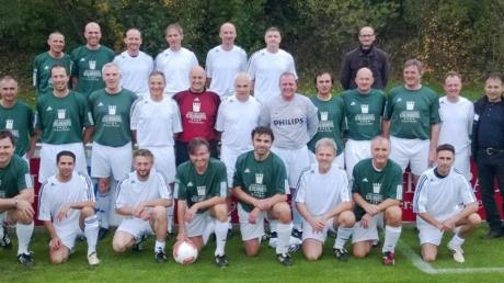 Auf dem Deininger Sportgelände standen sich eine Riesauswahl (in weißen Trikots) und die frühere Bayernligamannschaft des FC Gundelfingen gegenüber. 
