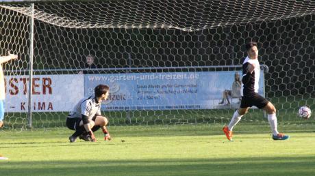 Scheinbar mühelos spazierte der TSV Meitingen durch die Vorrunde der Bezirksliga und blieb ungeschlagen. Die Holzheimer Tuncay Havur und Torwart Andreas Schröppel (von links) müssen registrieren, dass Okan Yavuz gerade das 3:1 erzielt hat. 
