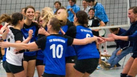 Die Landesliga-Volleyballerinnen des FSV Marktoffingen bejubeln den ersten Saisonsieg in der Landesliga.  

