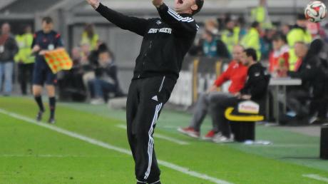 Jubelschrei: Ralph Hasenhüttl freut sich nach dem Schlusspfiff über das 0:0 des FC Ingolstadt bei Fortuna Düsseldorf. Die Nachricht von der schweren Verletzung Danny da Costas trübte später die Freude.  
