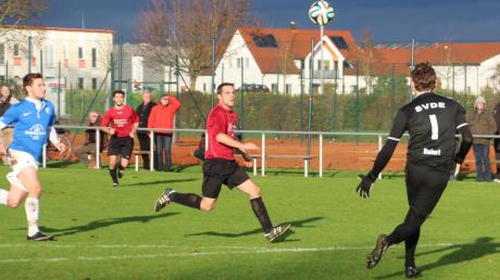 Auf dem Weg zum 1:0 für die SpVgg Deiningen: Marco Reiner lupft den Ball überlegt über Keeper Fllorian Baierl vom SV Donaumünster/Erlingshofen. In der Schlussphase steuerte Marcel Dammer einen weiteren Treffer zum 2:0-Sieg bei.  

