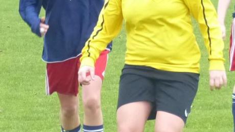 Nina Lämmer (rechts), hier noch im Mittelfeld im Einsatz, musste später für die verletzte Torhüterin Franziska Bayerle im Tor aushelfen. 
