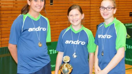 Dieses Trio des FC Mertingen gewann den Kreispokal bei den Mädchen: (von links) Christina Bissinger, Sarah Stöckl, Nicole Bissinger. 
