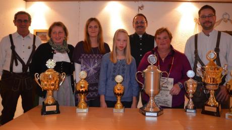 Die Gewinner mit den Pokalen: (von links) Horst Scherm, Edeltraud Koch, Eva Ostermeier, Lena Weidenhiller, Klaus Gietl, Maria Koch und Martin Koch.  
