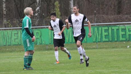Weiter, immer weiter! Der TSV Meitingen ist auf dem Weg in die Landesliga kaum mehr aufzuhalten. Arthur Fichtner, Okan Yavuz (von rechts) und Kollegen ließen sich vom TSV Zusmarshausen (links Sebastian Beck) nicht stoppen und blieben auch im 20. Saisonspiel ungeschlagen. 
