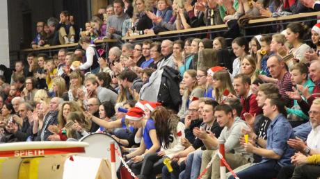 Volles Haus am Nikolaustag in der Riedblickhalle. 600 Besucher erlebten den Heimsieg des TSV Buttenwiesen gegen Herbolzheim und spendeten für die gezeigten Leistungen viel Applaus. 
