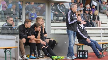 Er hatte sich immer vor die Mannschaft gestellt, doch die Ergebnisse sprachen letztlich gegen ihn: Willi Neumeier (stehend) ist nicht mehr Trainer des Fußball-Bezirksligisten TSV Mindelheim. Nach nur einem halben Jahr trennte sich der Verein von ihm. 