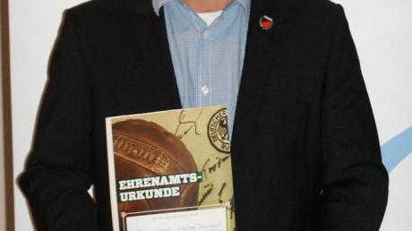 Das Bild zeigt Jürgen Wenzel, Fußball-Abteilungsleiter der SpVgg Deiningen, nach der Auszeichnung mit dem DFB-Ehrenamtspreis beim schwäbischen „Tag des Ehrenamts“ in Mindelheim. 