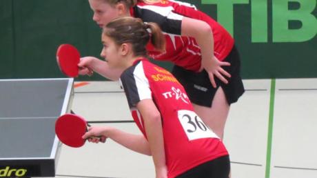 Marie Gmoser (vorne) und ihre Doppelpartnerin Lea Polaschek holten einen Meistertitel nach Schwaben.