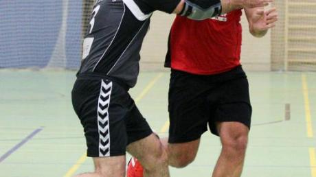 Tobias Reitner (rotes Trikot) setzt sich hier gegen Ralph Neumeier durch – und Mering gewann das Derby gegen den TSV IV mit 34:29. 