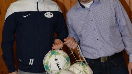 Die Bälle werden jetzt erst mal weggepackt: Bernhard Grüner (links) und Josef Schuster verabschieden sich aus ihren langjährigen, großartigen Laufbahnen im Amateurfußball. 
