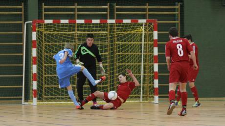 Die Jugendfußballer (hier eine Szene aus der B-Jugend-Partie zwischen dem FSV Dirlewang und dem TSV Zaisertshofen) haben die neue Hallenfußballvariante Futsal angenommen. 
