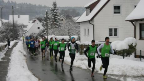 Durchs verschneite Willmatshofen und durch einen zauberhaften Winterwald kämpften sich die 79 sportbegeisterten Läuferinnen und Läufer beim 28. Willmatshofer Silvesterlauf. 
