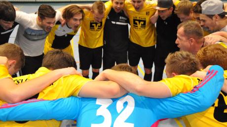 Am Ende bejubelten die Spieler der ersten und zweiten Mannschaft des TSV Diedorf gemeinsam den Turniersieg bei der Vorrunde in der Schmutterhalle. Fast wäre das Endrundenticket nach einem 1:1 im internen Duell verloren gegangen. 
