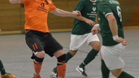 Der SV Mindelzell (orangefarbene Trikots) hatte im Überkreuzspiel mit unermüdlichen Ebershausern alle Hände voll zu tun. 
