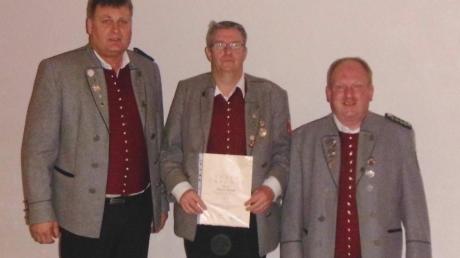 Schützenmeister Helmut Konrad (links) und Gau-Mitgliederreferent Wolfgang Lindermüller (rechts) mit Jubilar Helmut Rampp. 
