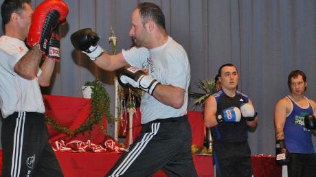 Zwischen den Ehrungen gab es Vorführungen der Abteilung Boxen im SC Ichenhausen mit Trainer Adem Ata. 
