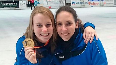 Verena Ruile und Kathrin Wehr vom FC Penzing waren bei der deutschen Meisterschaft im Eisstockschießen am Start. 
