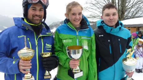 Matthias Bigelmayr vom SV Scheppach (Snowboard), Lena Riggenmann vom SC Ichenhausen (Ski alpin Damen) und Simon Kindig vom TSV Offingen (Ski alpin Herren) (von links) erhielten als Kreismeister 2015 die Wanderpokale. 
