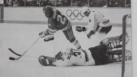 Beim olympischen Eishockeyturnier 1988 in Calgary standen sich Deutschland mit Dieter Medicus (rechts) und Torwart Josef Schlickenrieder (am Boden) und die Sowjetunion um Sergej Makarow auf dem Eis gegenüber. Dieses Spiel gewann die Sowjetunion mit 6:3. 