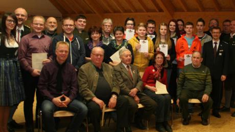 Stolze Jubilare und Geehrte: In diesem Jahr gab es bei den Schützenfreuden Burgheim zahlreiche Auszeichnungen für verdiente und langjährige Mitglieder.  
