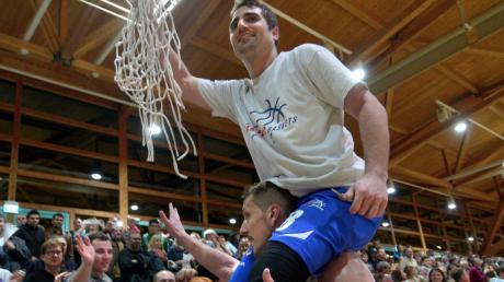 Das Meisterschaftsritual im Basketball schlechthin: Igor Salamun thront auf den Schultern von Milan Kolovrat und präsentiert dem Elchinger Anhang das eben abgeschnittene Netz. 