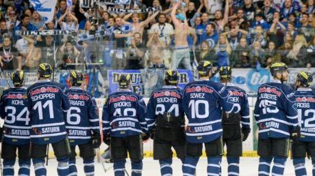 Die Mannschaft von Ingolstadt steht vor den Fans auf dem Eis und lässt sich feiern.