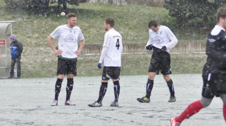 Da staunten die Kicker des SC Bubesheim und des TSV Dinkelscherben nicht schlecht – zu Beginn des Spiels auf dem Gersthofer Kunstrasen hatte ein Schneeschauer das Spielfeld mit einem weißen Teppich überzogen. 
