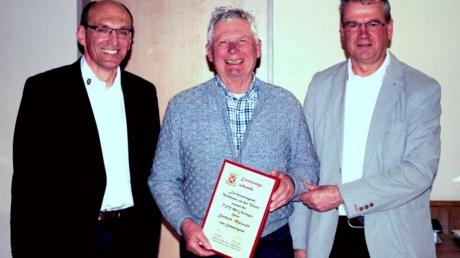 Ein neues Ehrenmitglied beim TSV Oettingen (von links): 1. Vorsitzender Josef Mayer, Eberhard Maiwald, 2. Vorsitzender Dieter Löfflad.  
