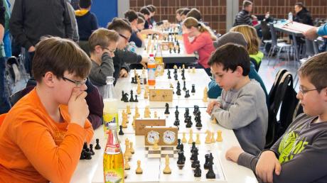 Konzentration und Tempo waren gefragt: junge Schachspieler beim Osterturnier in Leipheim.  
