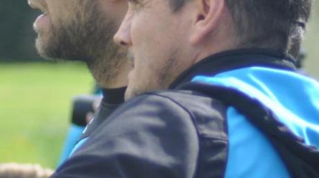 Für Trainer Paolo Mavros und Dennis Becker (von rechts) geht es mit dem SV Cosmos Aystetten in die entscheidende Phase der Saison. 
