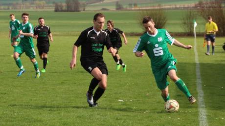 Die Spieler des SC Nähermemmingen/Baldingen kamen meist einen Schritt zu spät. Der TSV Harburg, hier in den grünen Trikots, gewann das Kellerduell 2:0.  
