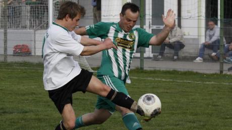 Patrick Schröttle (links) und sein FC Osterbuch hatten gegen überforderte Ellerbacher leichtes Spiel. 
