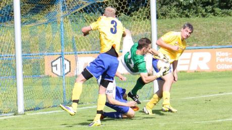 Im Hinspiel hatte der SV Salamander Türkheim (gelbe Hemden) das Derby gegen den FC Bad Wörishofen knapp mit 2:1 gewonnen. In dieser Szene packt FCW-Keeper André Warschun sicher zu. 