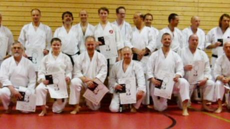 Die 25 Teilnehmer der Dan-Prüfung im Rahmen des Karate-Lehrgangs in Oettingen.  
