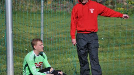 Nach der 0:2-Heimniederlage gegen den TSV Herbertshofen musste Stadtbergens neuer Trainer Robert Walch seinen Torhüter Marco Burgermeister trösten. 
